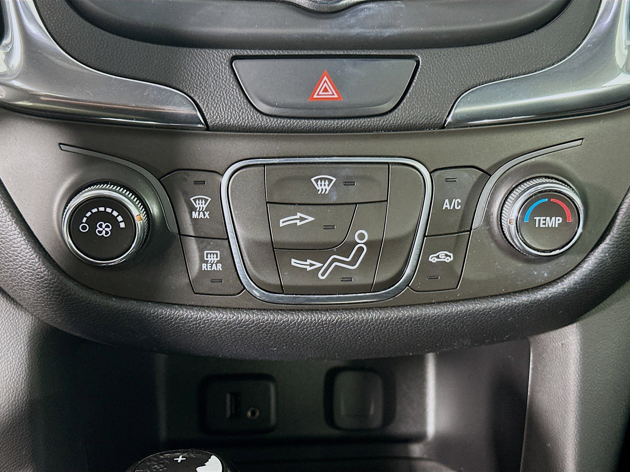 Used 2018 Chevrolet Equinox LT FWD image 22