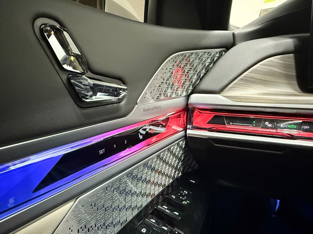 Used 2024 BMW 760i xDrive w/ Premium Package image 29