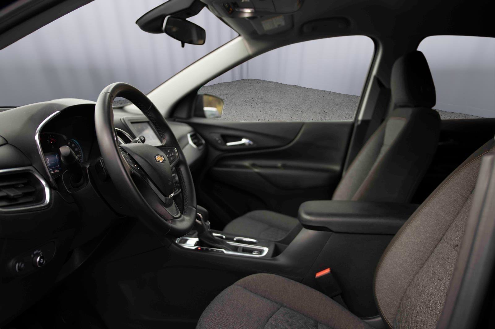 Used 2024 Chevrolet Equinox LT image 2