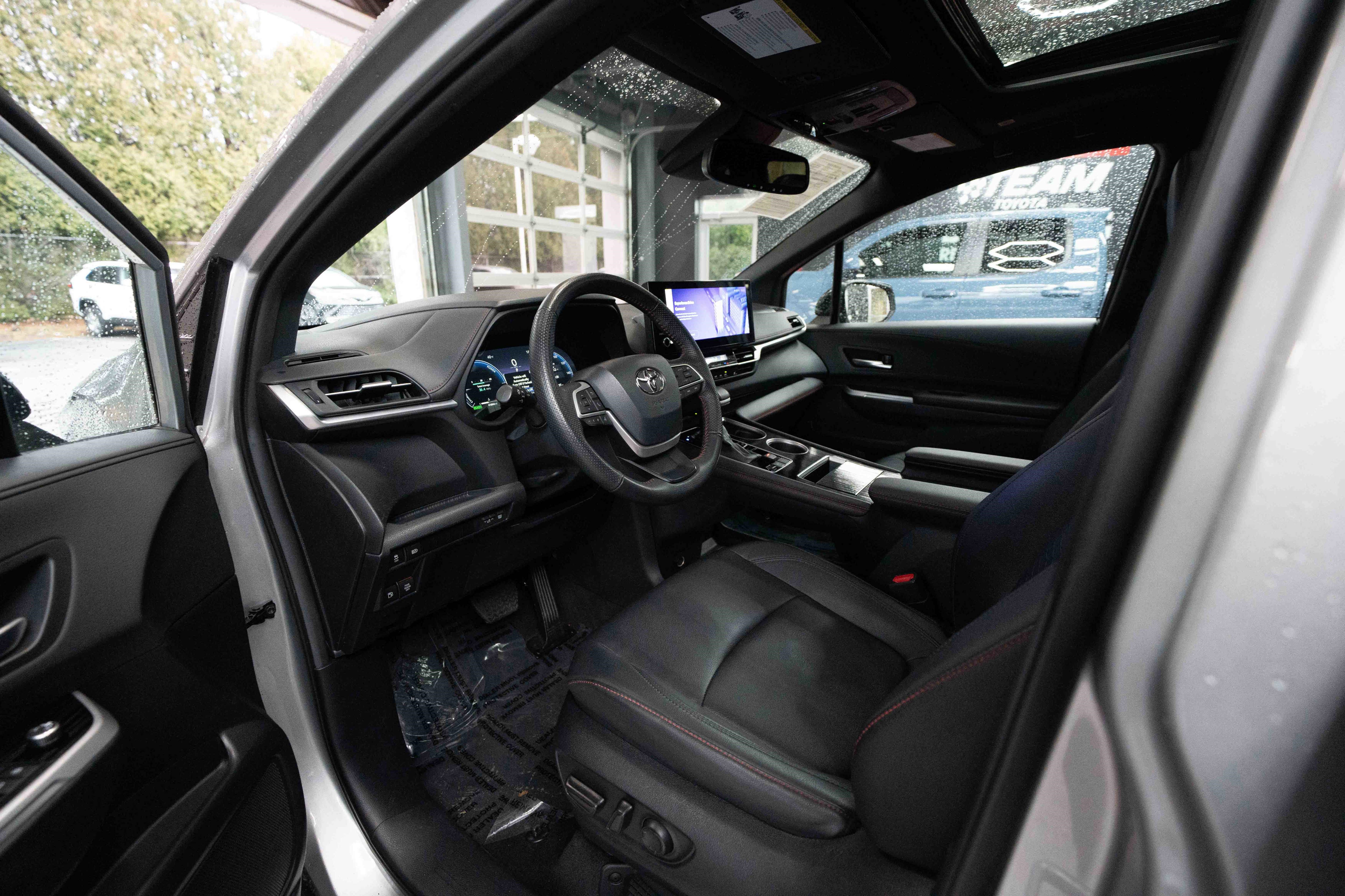 Used 2025 Toyota Sienna XSE image 8