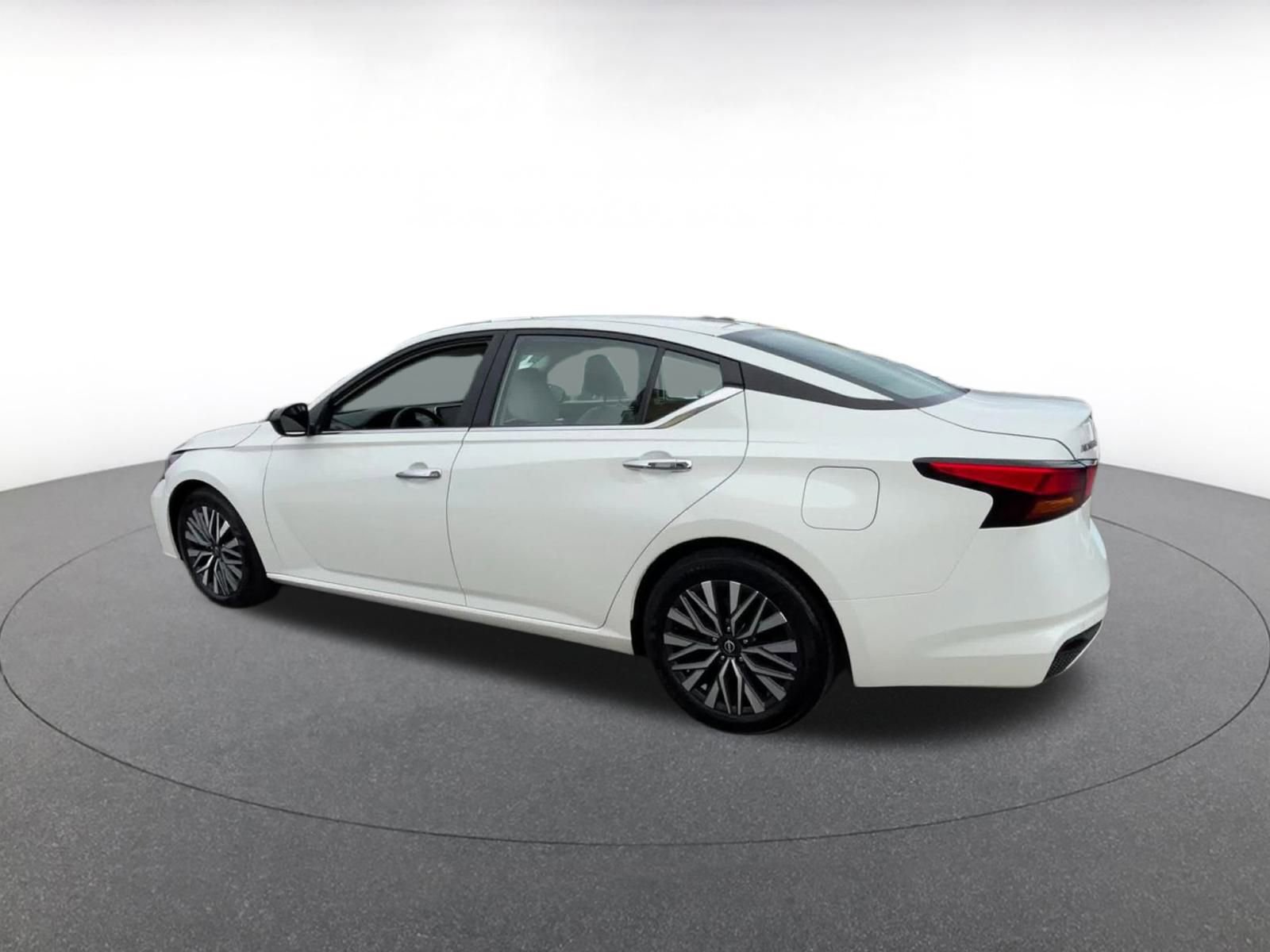 Used 2025 Nissan Altima 2.5 SV image 10