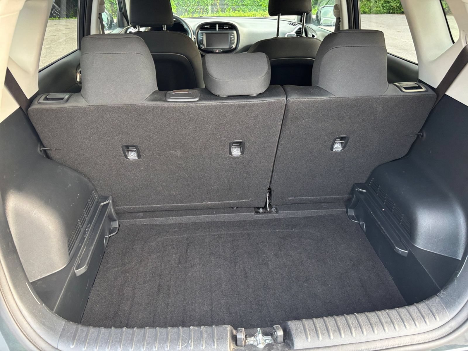 Used 2025 Kia Soul LX w/ LX Technology Package FWD image 28