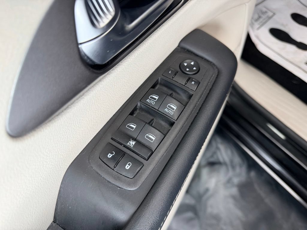 Used 2023 Chrysler Pacifica Touring-L FWD image 20