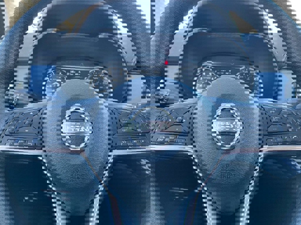 Used 2025 Nissan Versa SV image 17