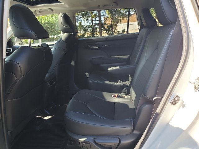 Used 2023 Toyota Highlander XLE AWD/4WD image 10