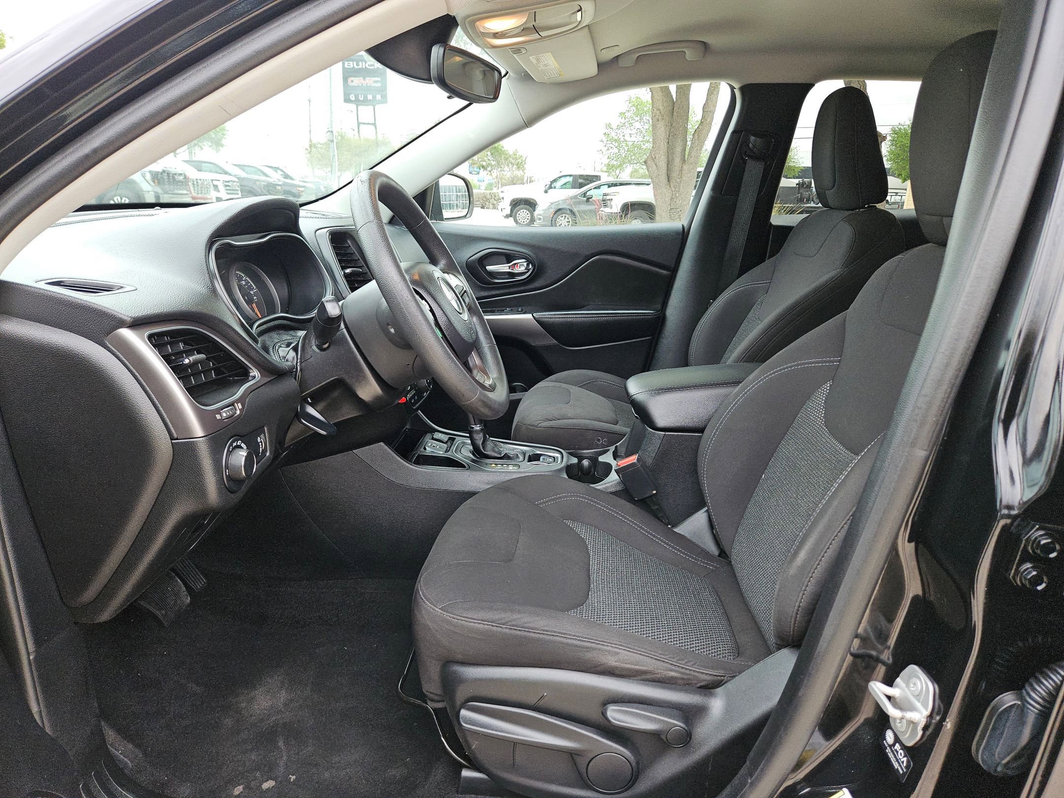 Used 2021 Jeep Cherokee Latitude w/ Mopar Interior Package image 9