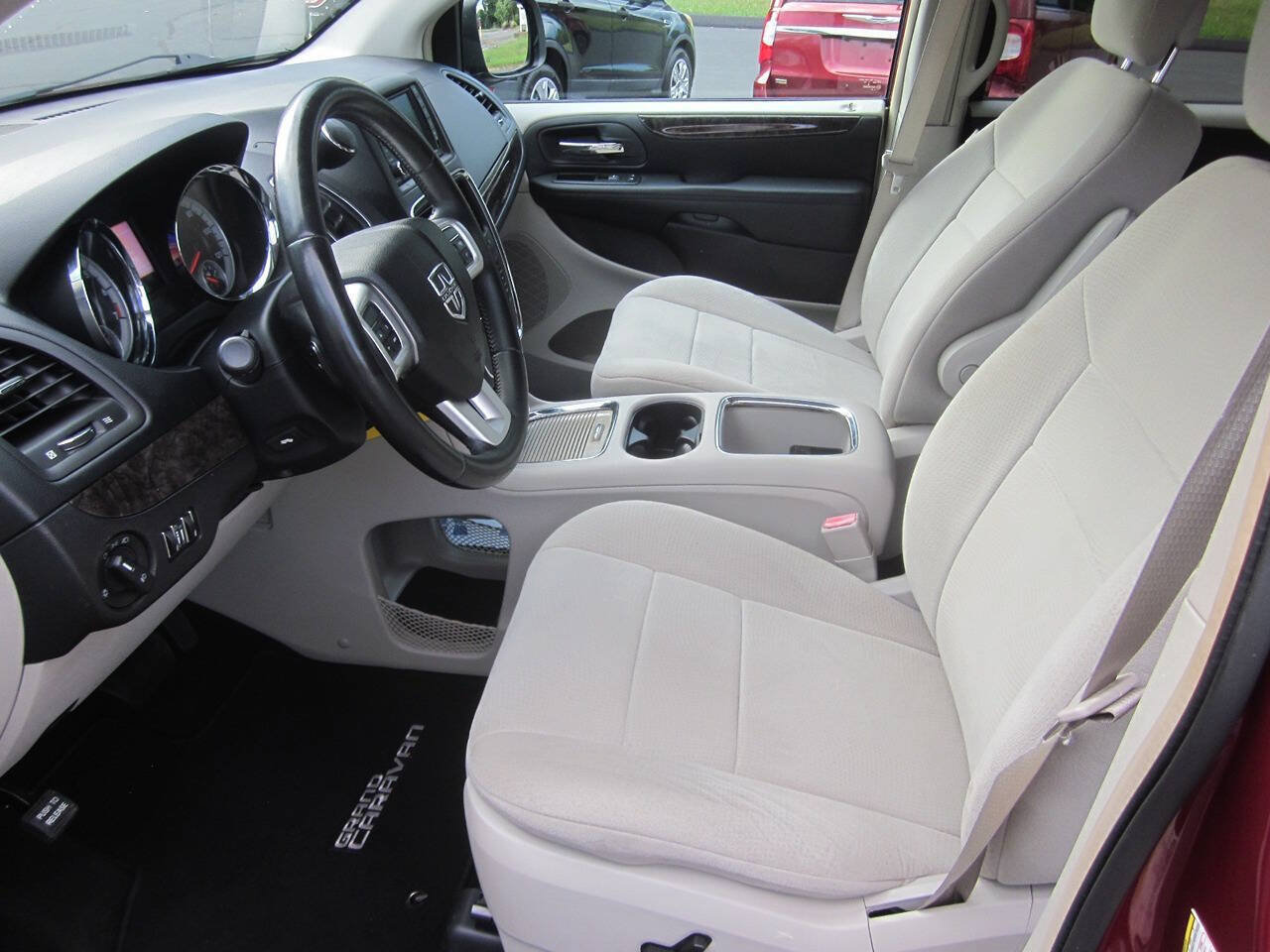 Used 2011 Dodge Grand Caravan Crew w/ Entertainment Group 1 FWD image 10