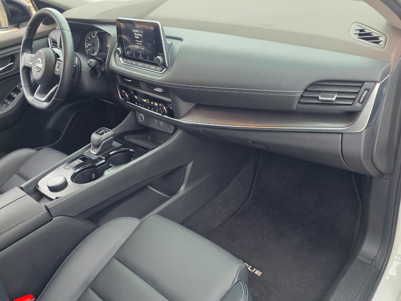 Used 2023 Nissan Rogue SV w/ SV Premium B Package image 24