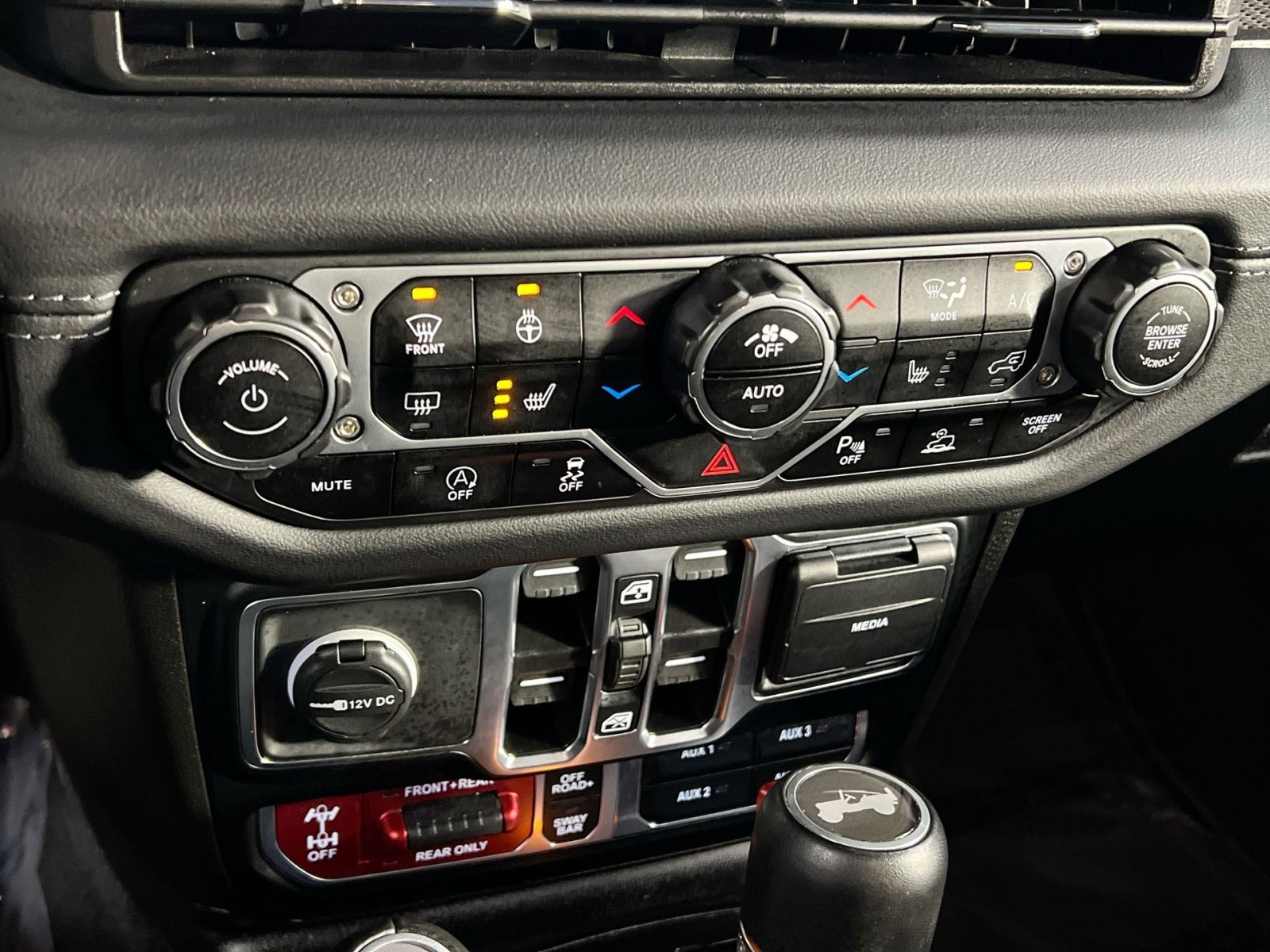 Used 2024 Jeep Wrangler Unlimited Rubicon w/ Technology Group image 25