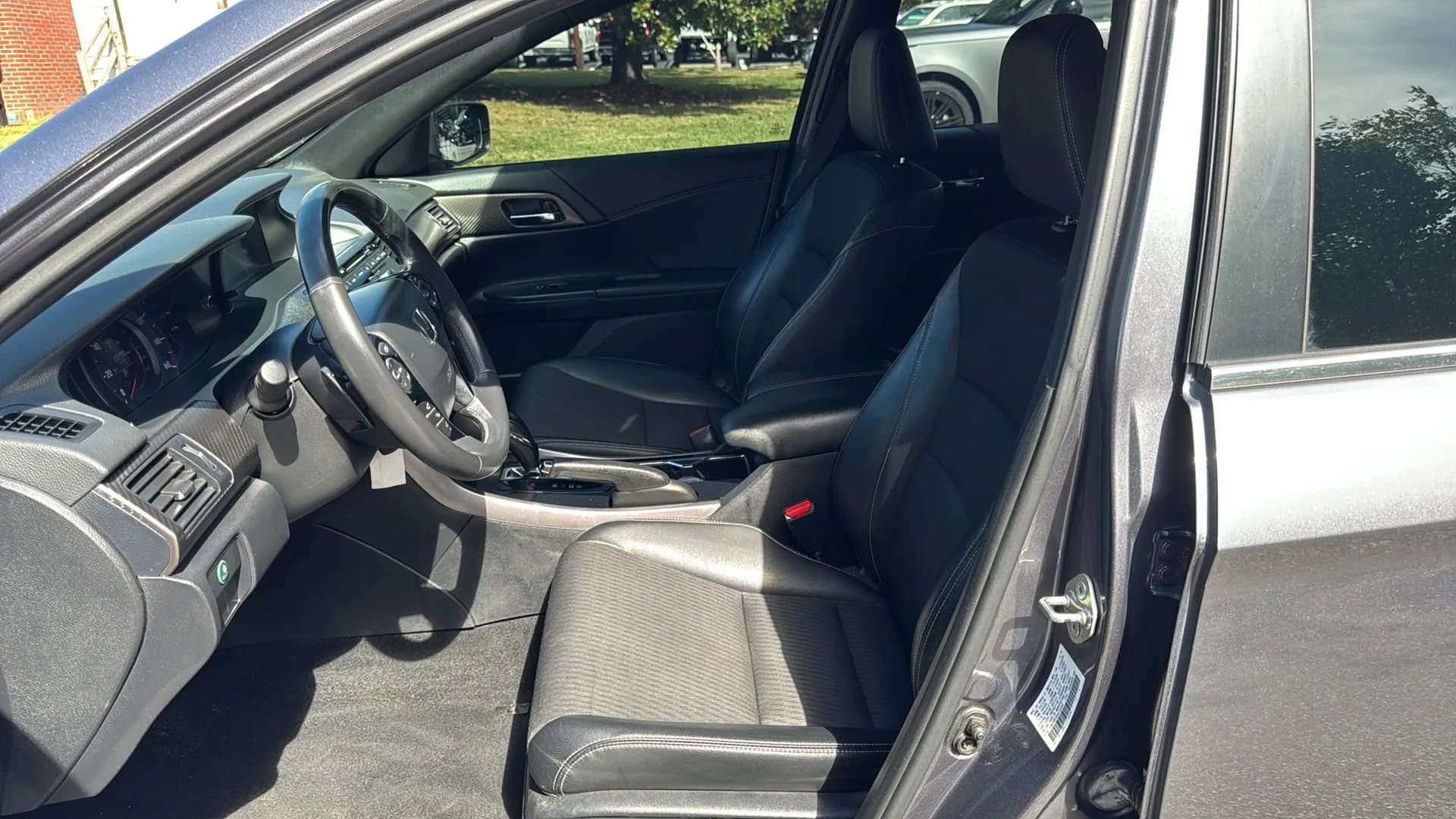Used 2017 Honda Accord Sport image 10