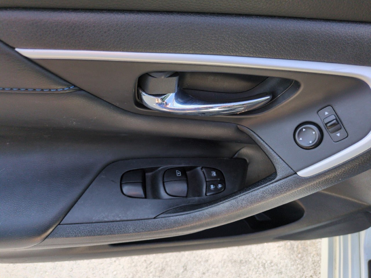 Used 2016 Nissan Altima 2.5 SR w/ LED Appearance Package FWD image 13