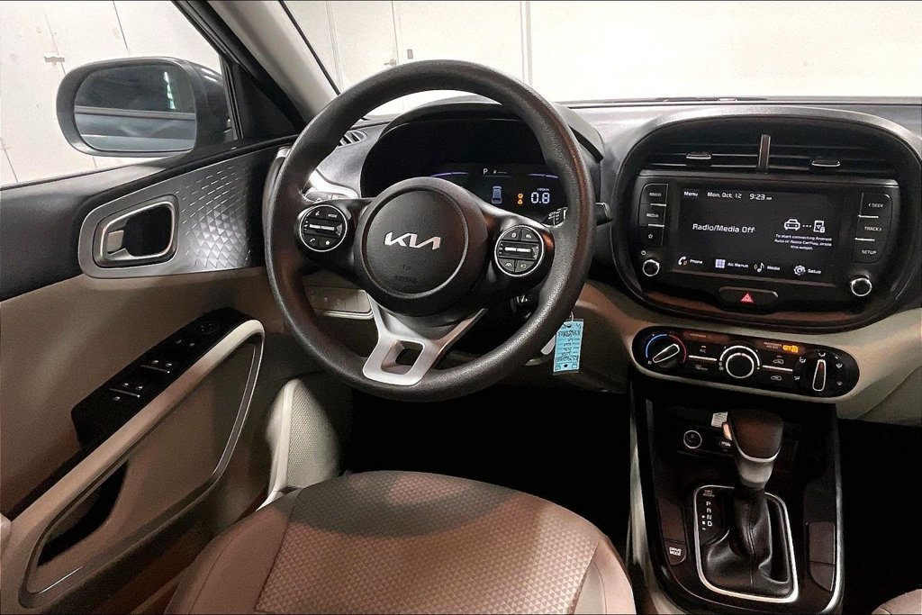 Used 2025 Kia Soul LX w/ LX Technology Package FWD image 6