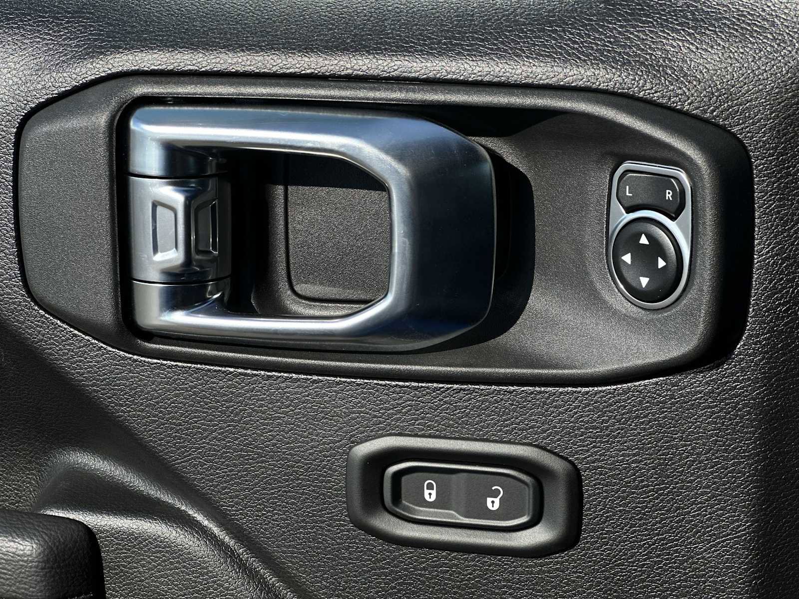 New 2025 Jeep Gladiator Sport image 15