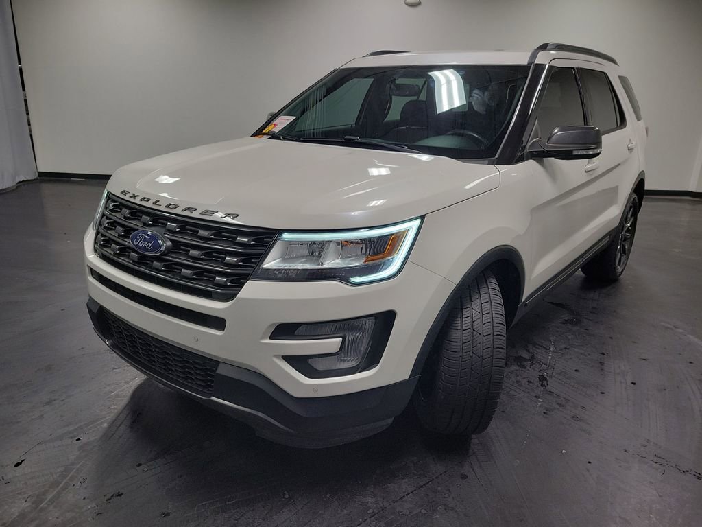 Used 2017 Ford Explorer XLT w/ Equipment Group 202A image 5