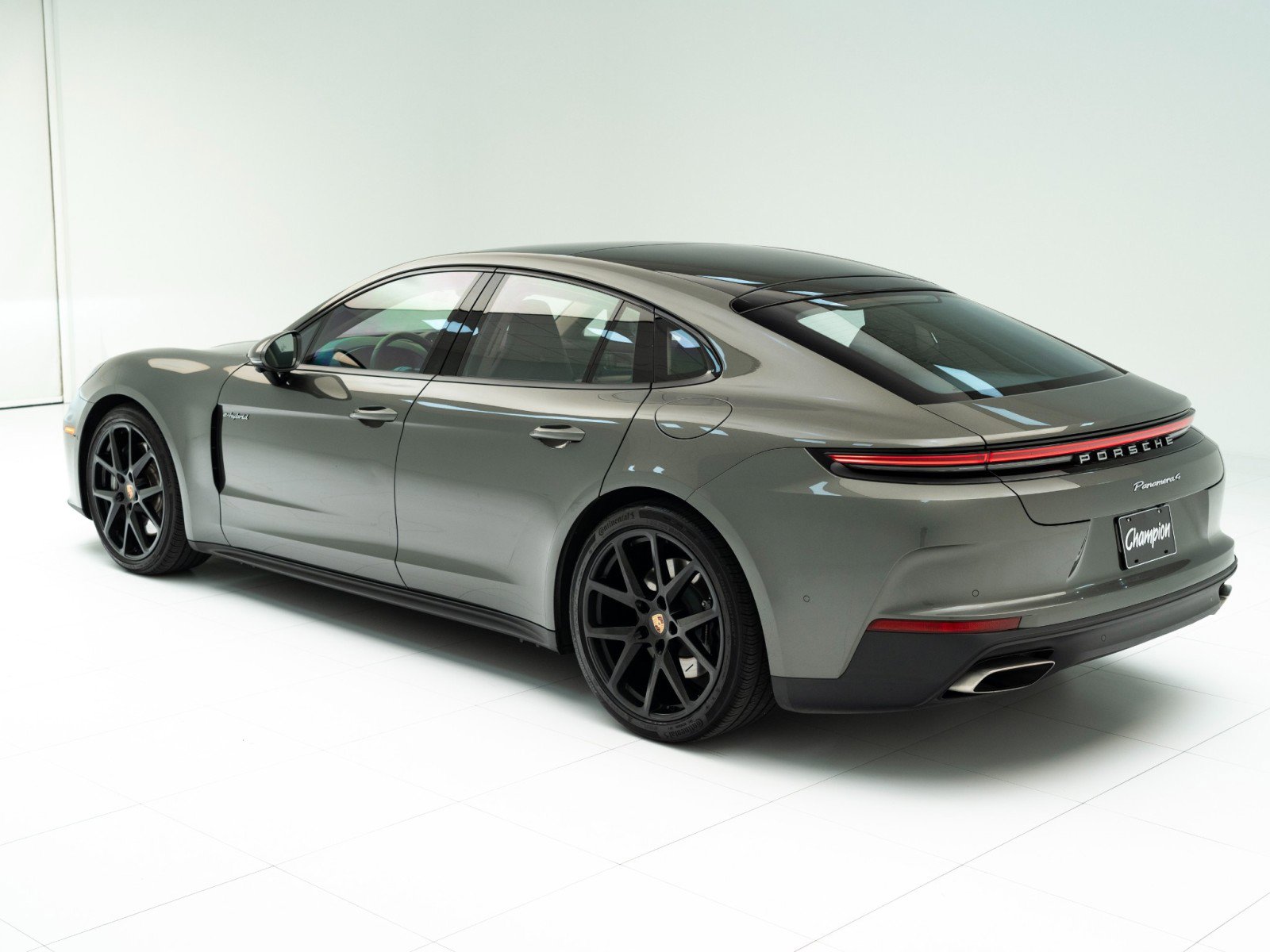 Used 2025 Porsche Panamera 4 image 3