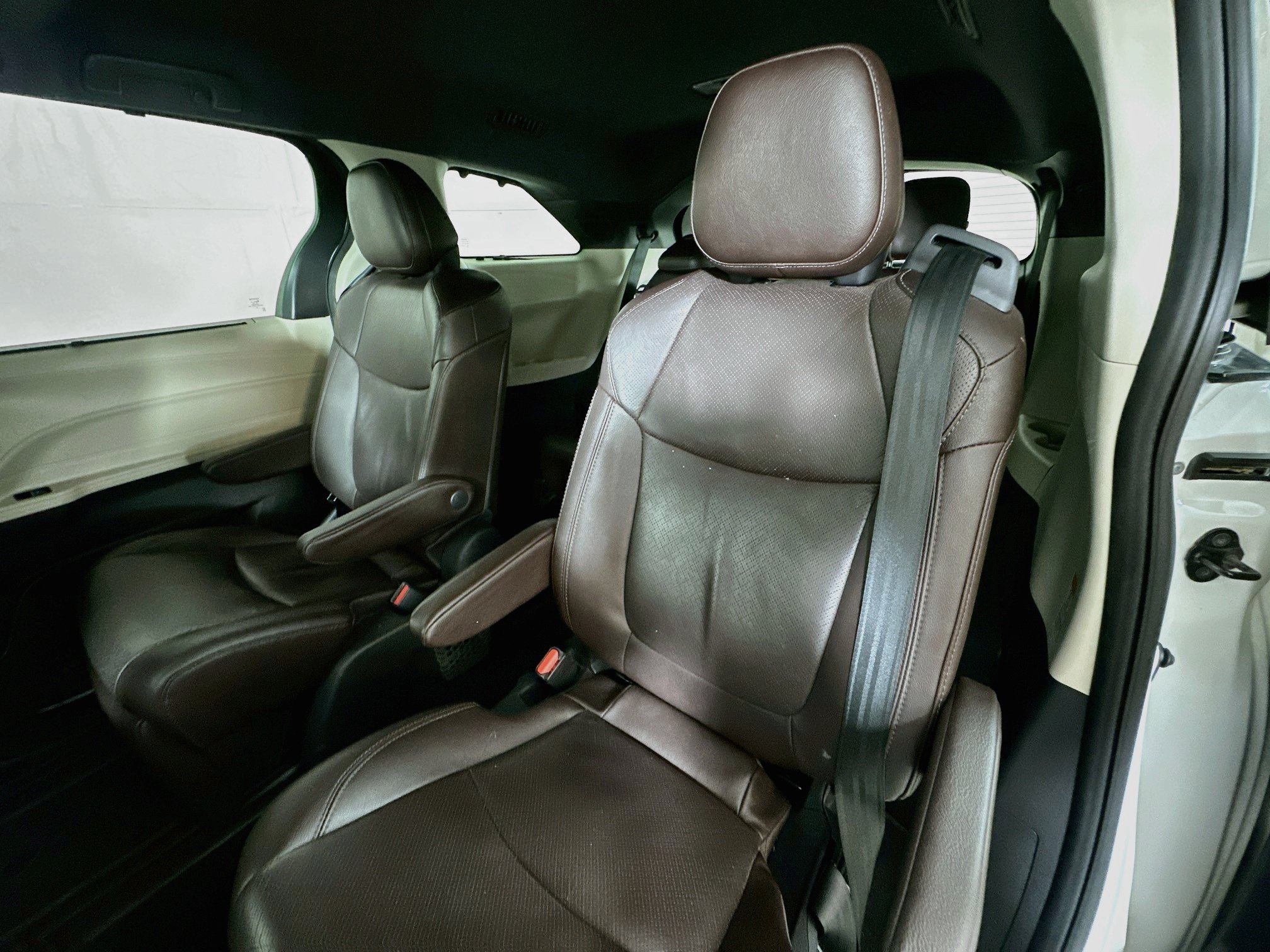 Used 2021 Toyota Sienna Platinum FWD image 24