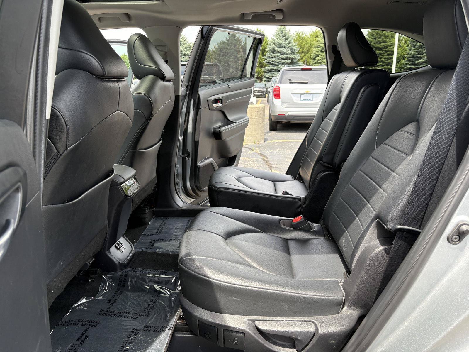 Used 2021 Toyota Highlander XLE AWD/4WD image 13