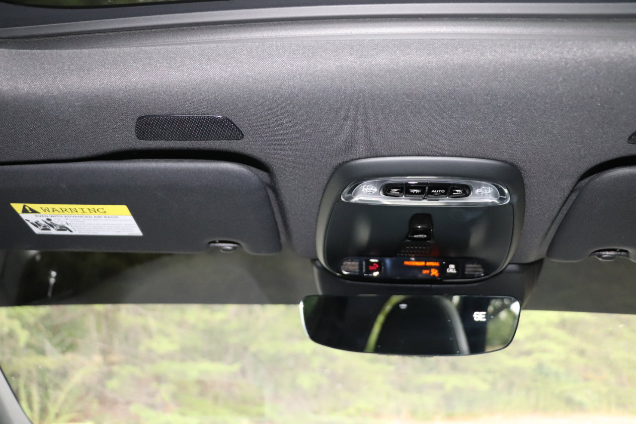 Used 2018 Volvo XC60 T8 R-Design w/ Convenience Package image 31