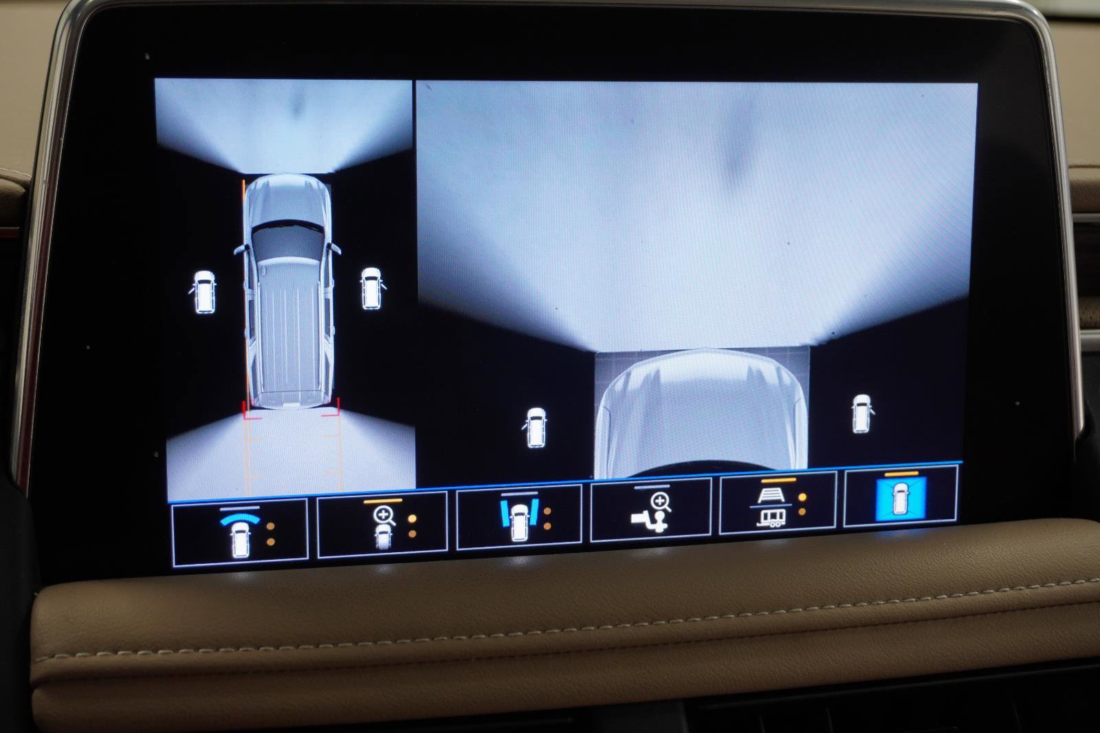 Used 2021 Chevrolet Suburban Premier w/ Premium Package image 32