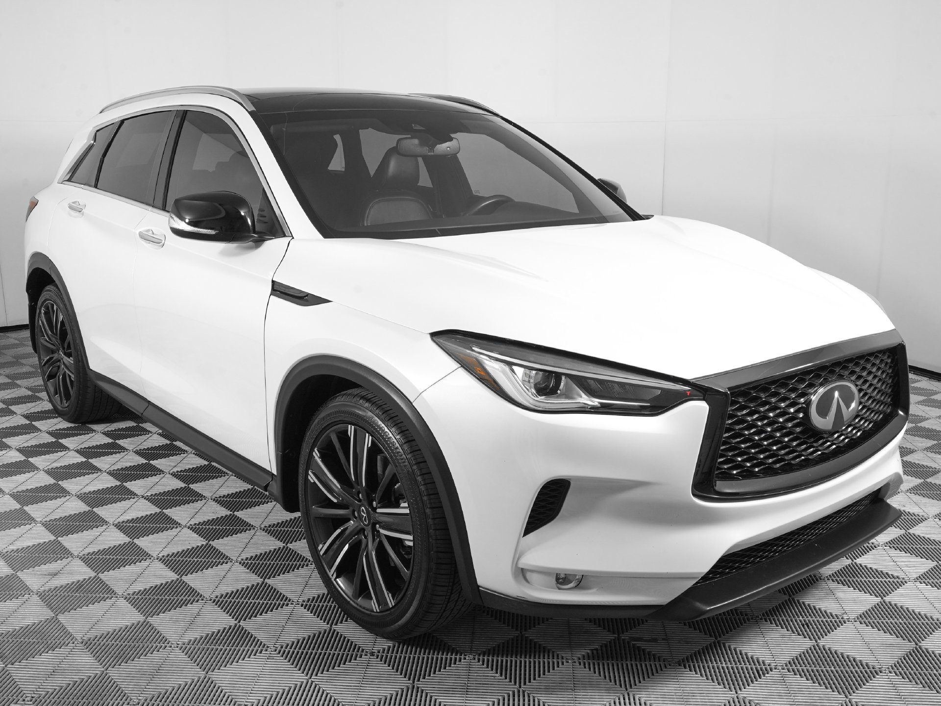 Used 2022 INFINITI QX50 Luxe w/ Appearance Package AWD/4WD image 3