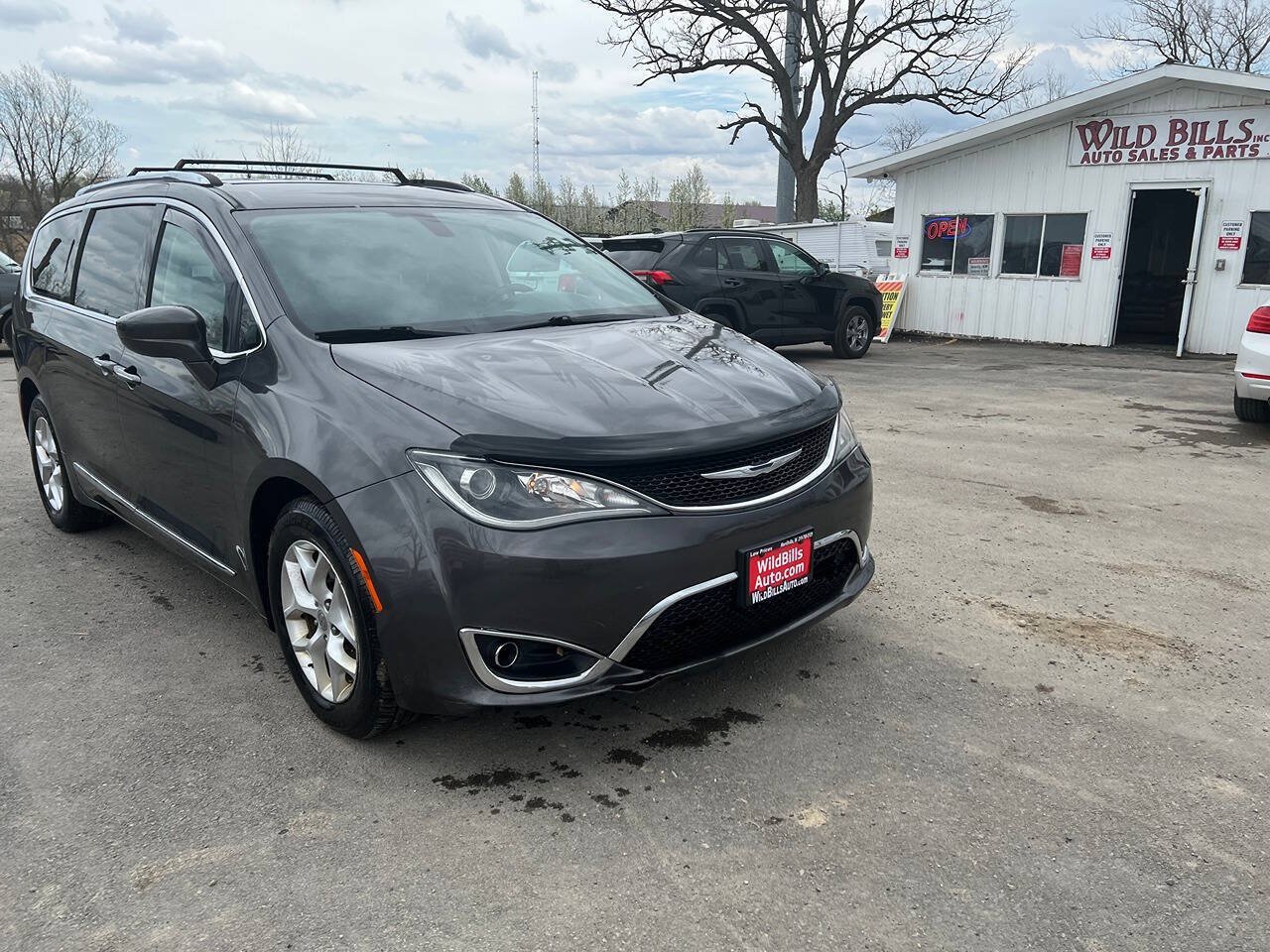 Used 2017 Chrysler Pacifica Touring-L Plus FWD image 3