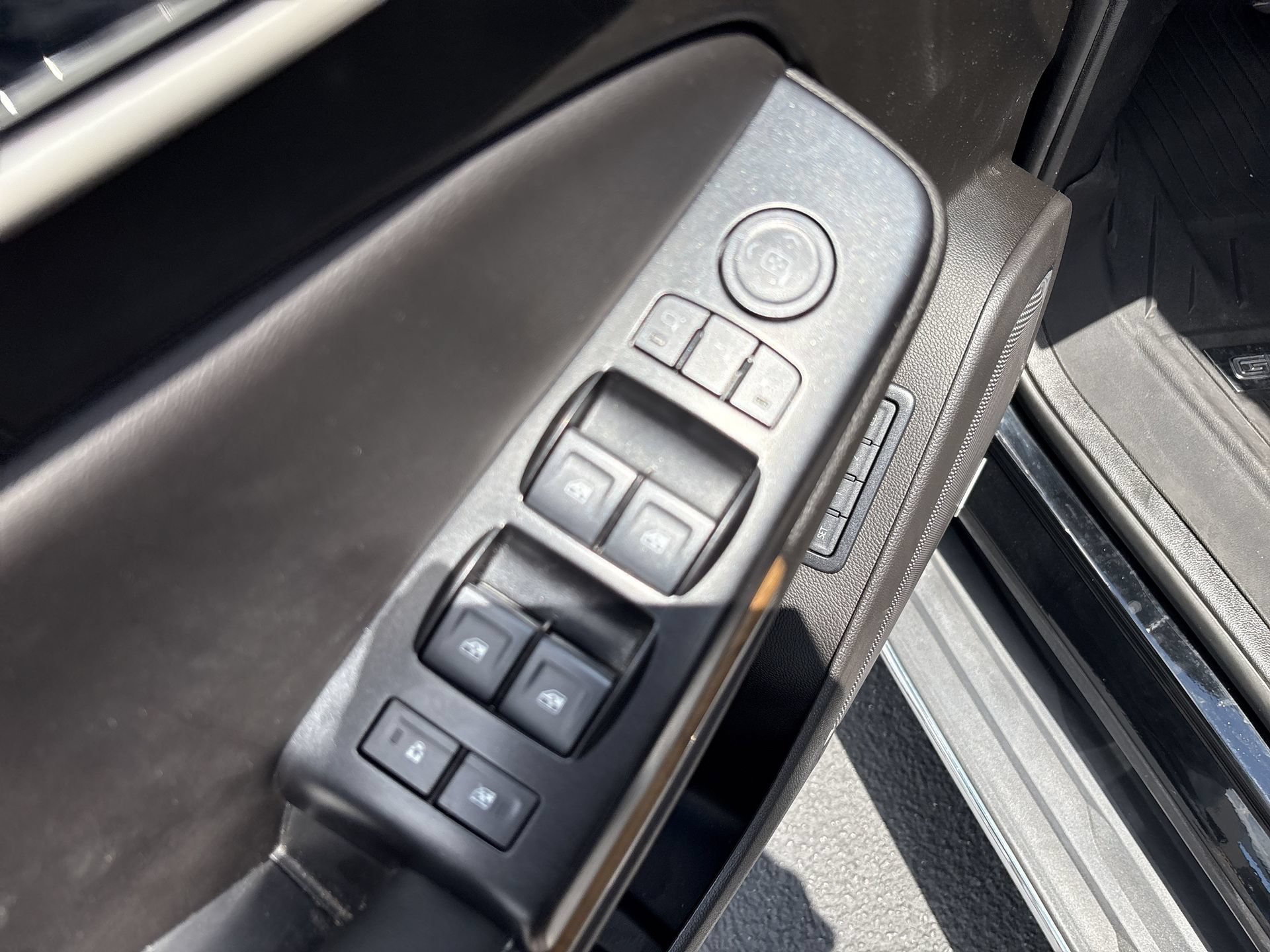 Used 2020 GMC Yukon Denali AWD/4WD image 16