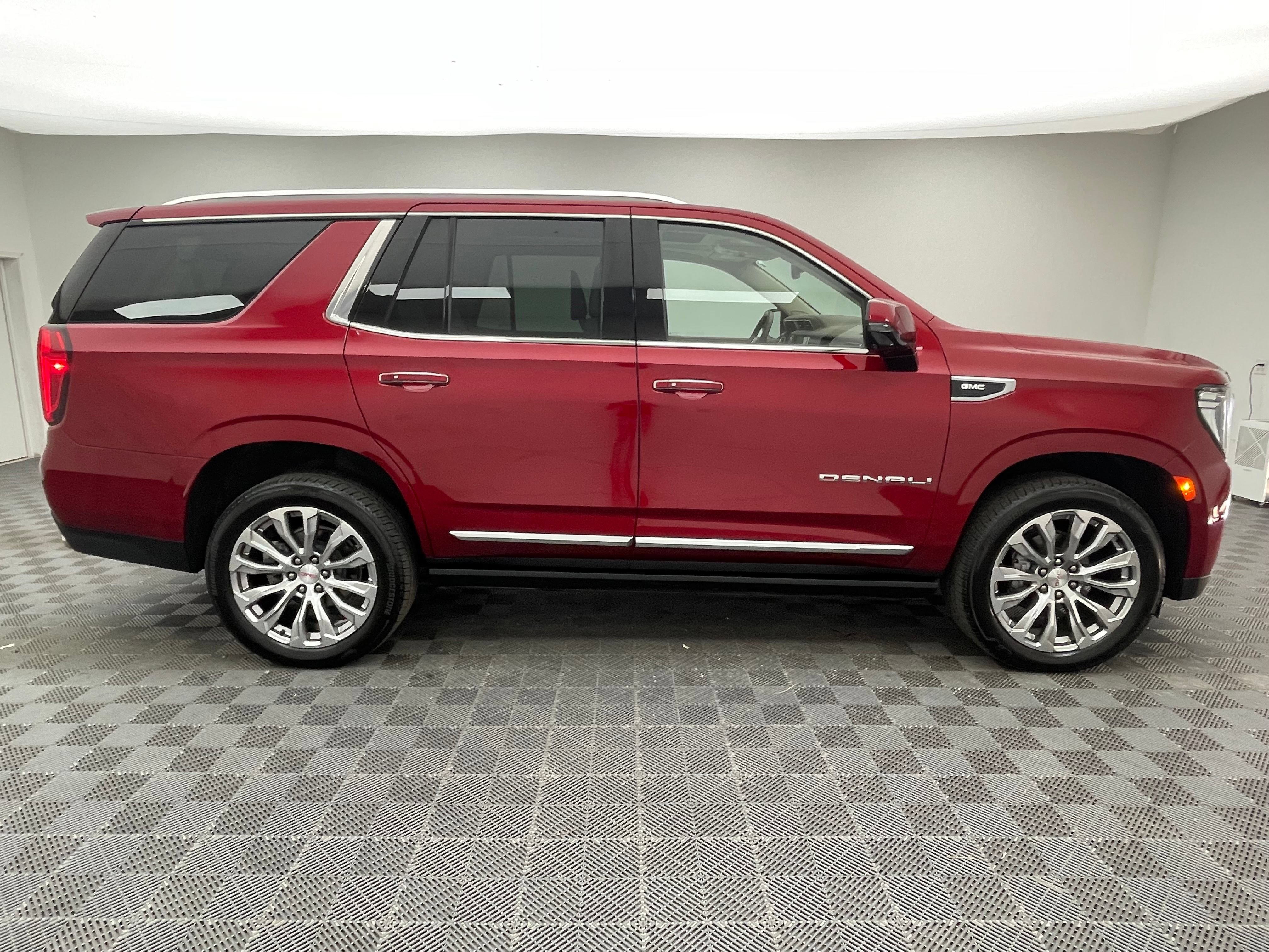 Used 2024 GMC Yukon Denali AWD/4WD image 8