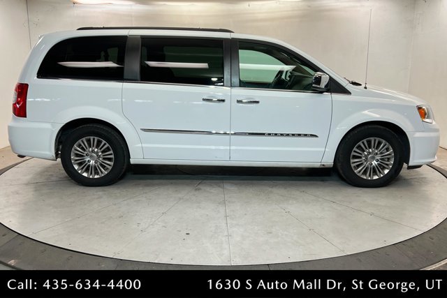 Used 2016 Chrysler Town & Country Touring-L FWD image 6