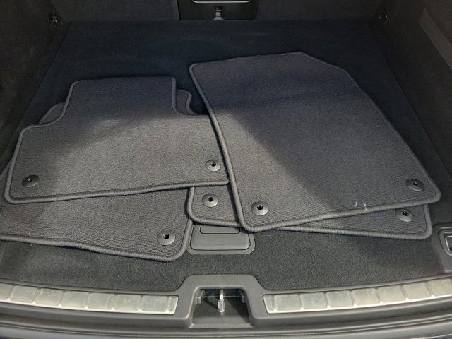 Used 2019 Volvo XC60 T6 Momentum w/ Multimedia Package image 9