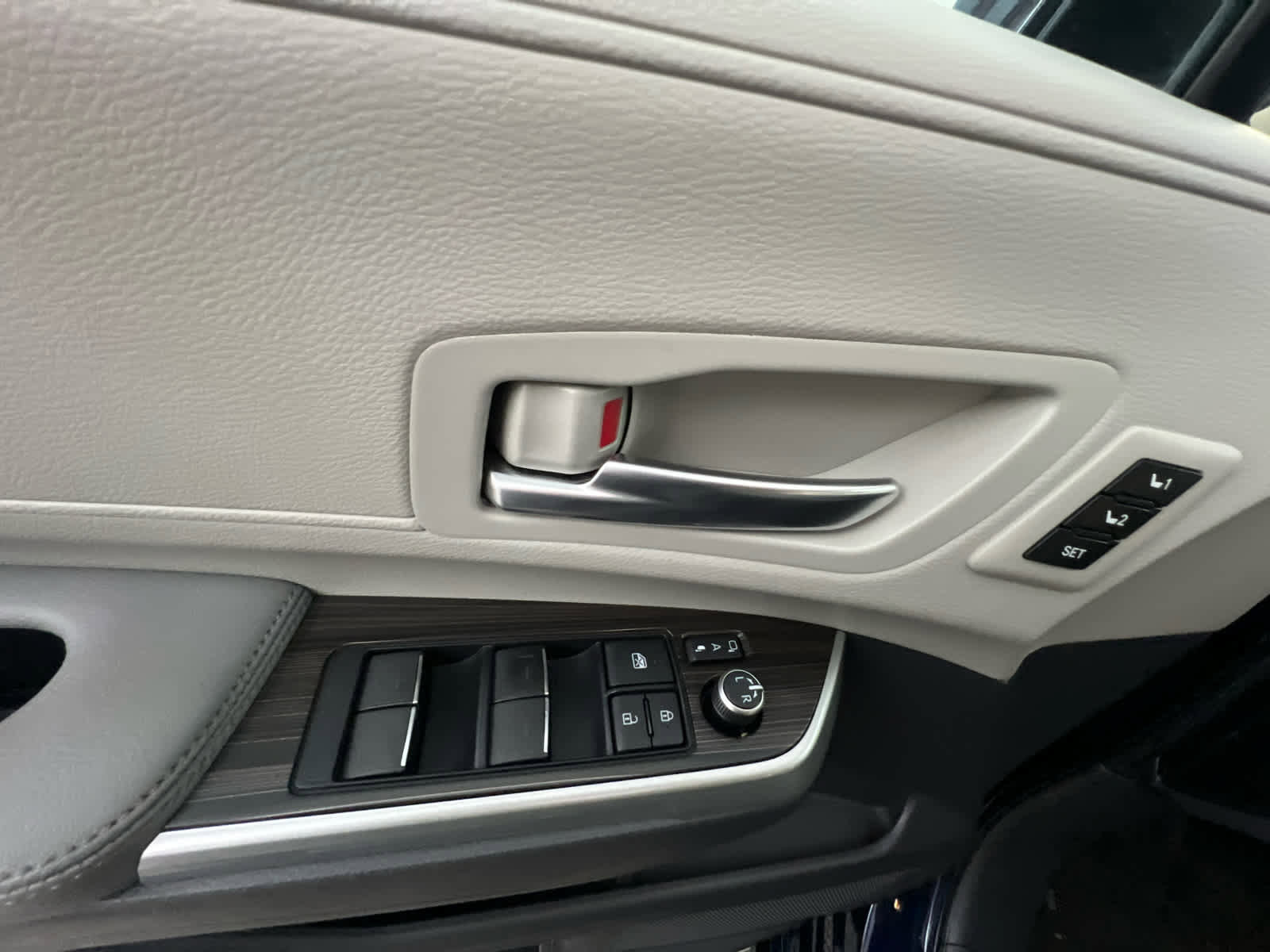 Used 2021 Toyota Sienna Limited image 19