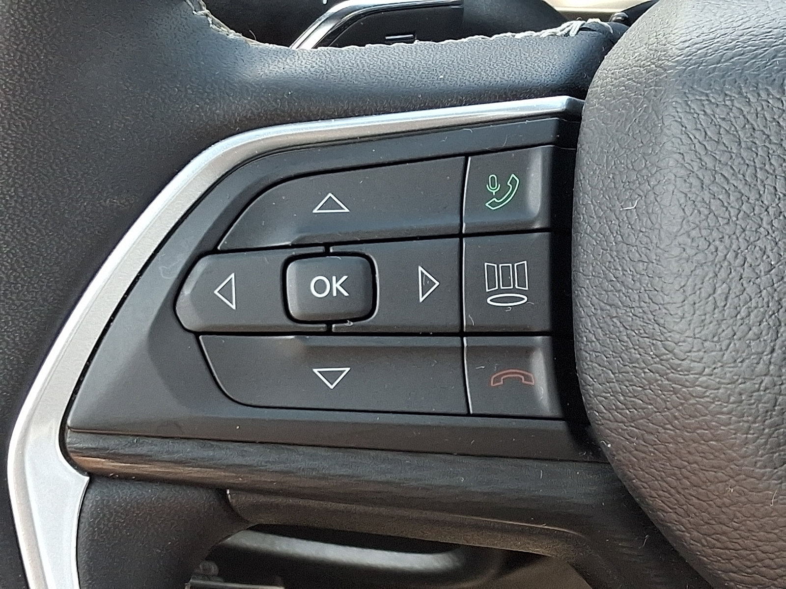 Used 2023 Jeep Grand Cherokee L Laredo AWD/4WD image 24