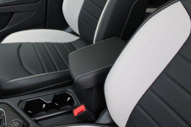 New 2025 Volkswagen Taos SEL image 19