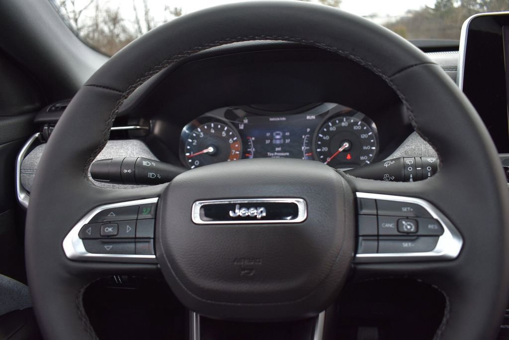 Used 2025 Jeep Compass Latitude image 11