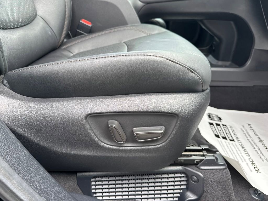 Used 2025 Toyota Sienna Platinum AWD/4WD image 37