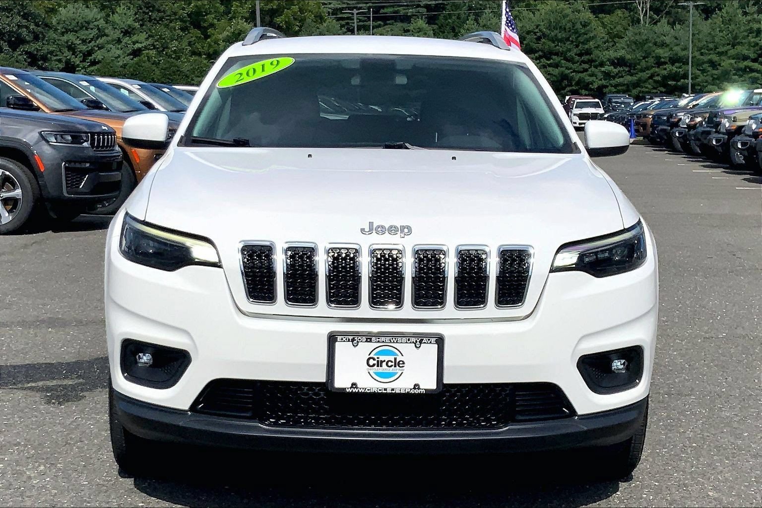 Used 2019 Jeep Cherokee Latitude Plus AWD/4WD image 3