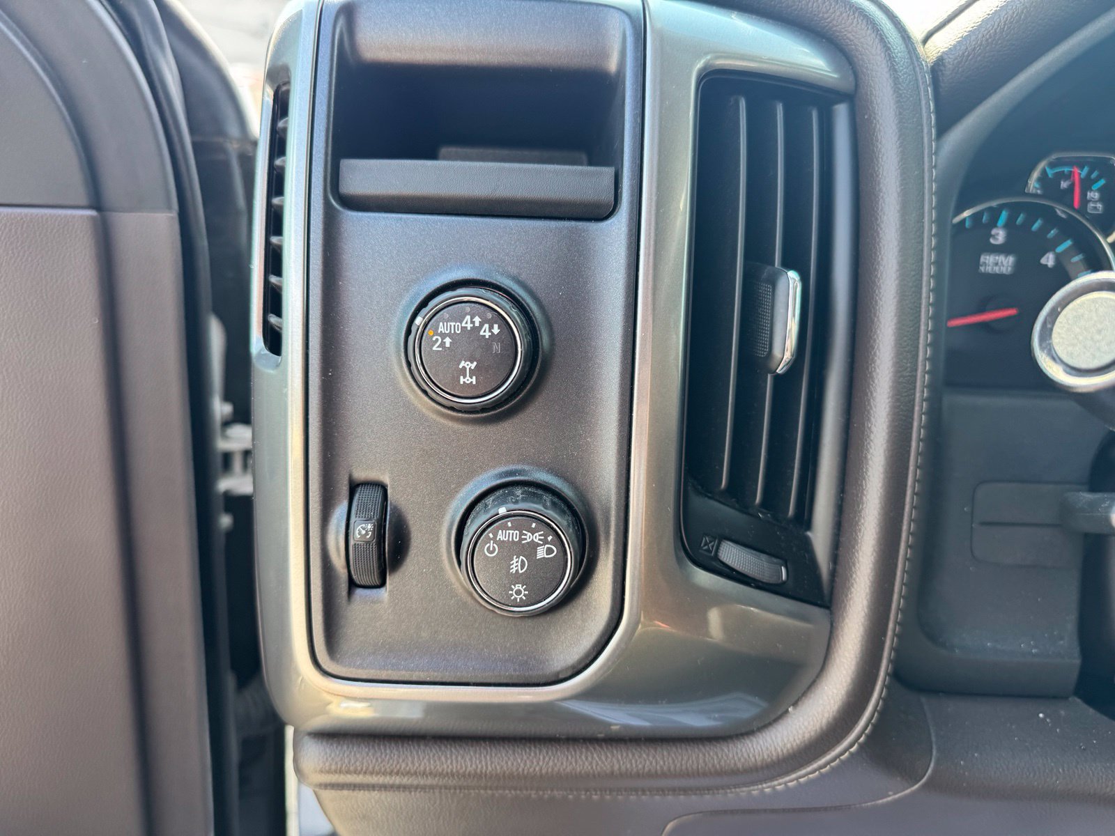 Used 2018 Chevrolet Silverado 1500 LTZ w/ Texas Edition AWD/4WD image 17
