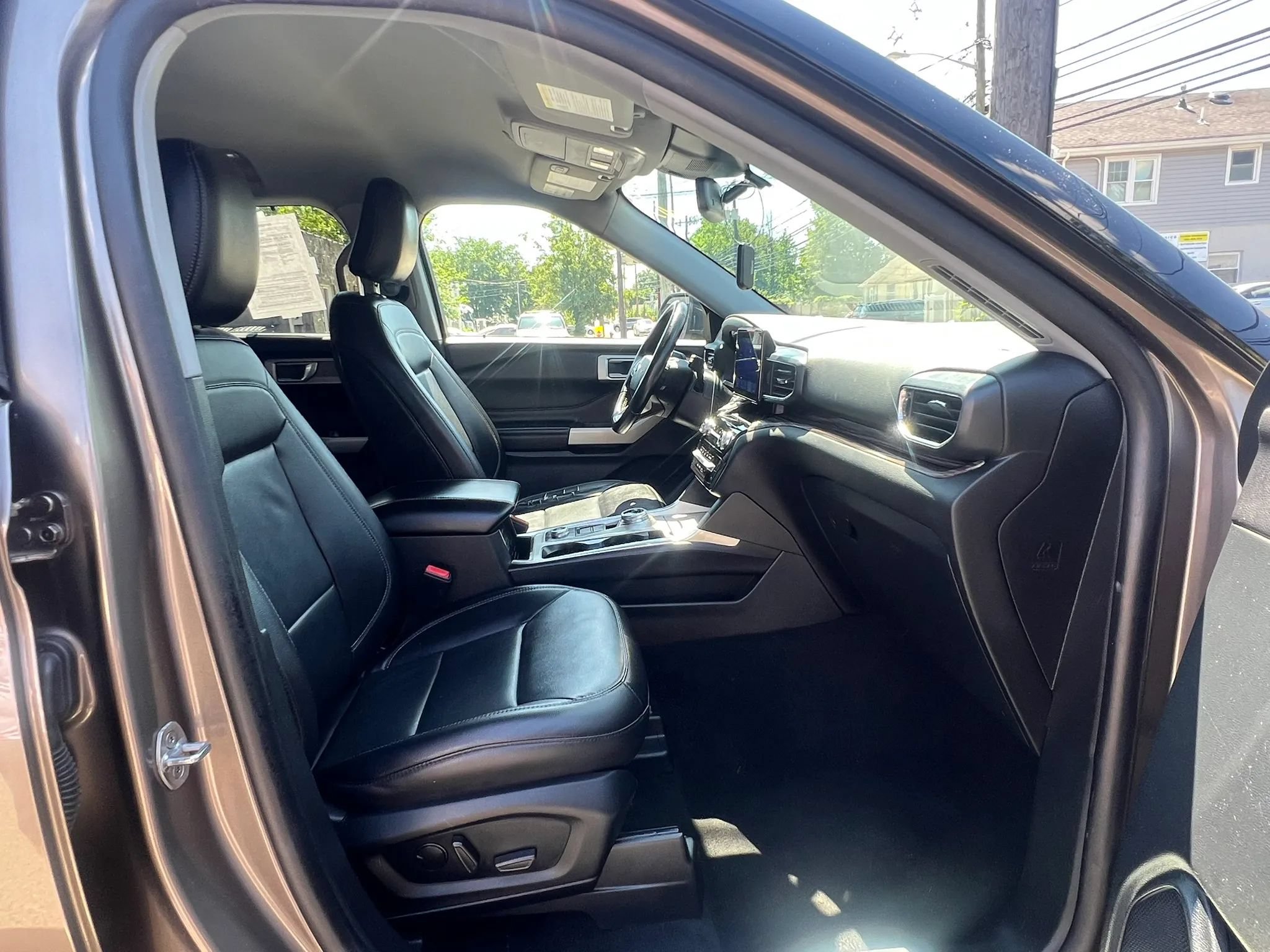 Used 2021 Ford Explorer Limited w/ Equipment Group 301A AWD/4WD image 30