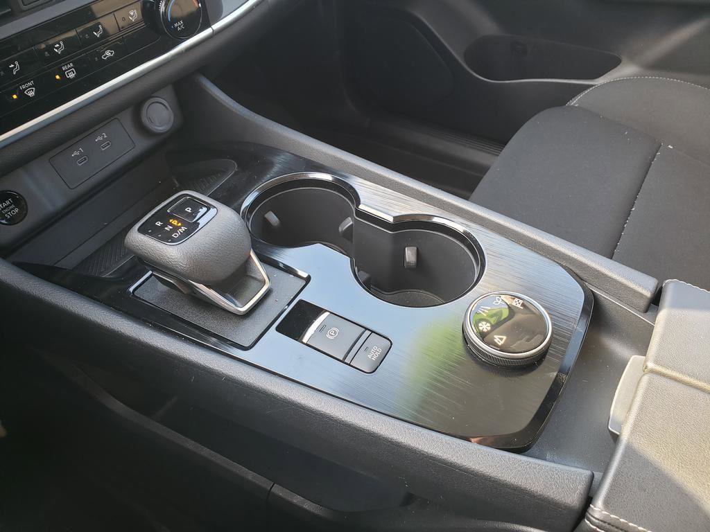 Used 2025 Nissan Rogue S image 33