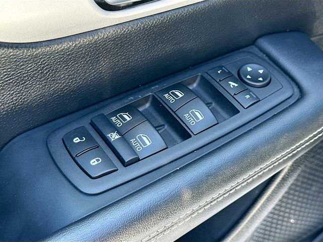 Used 2025 Chrysler Pacifica Limited image 18