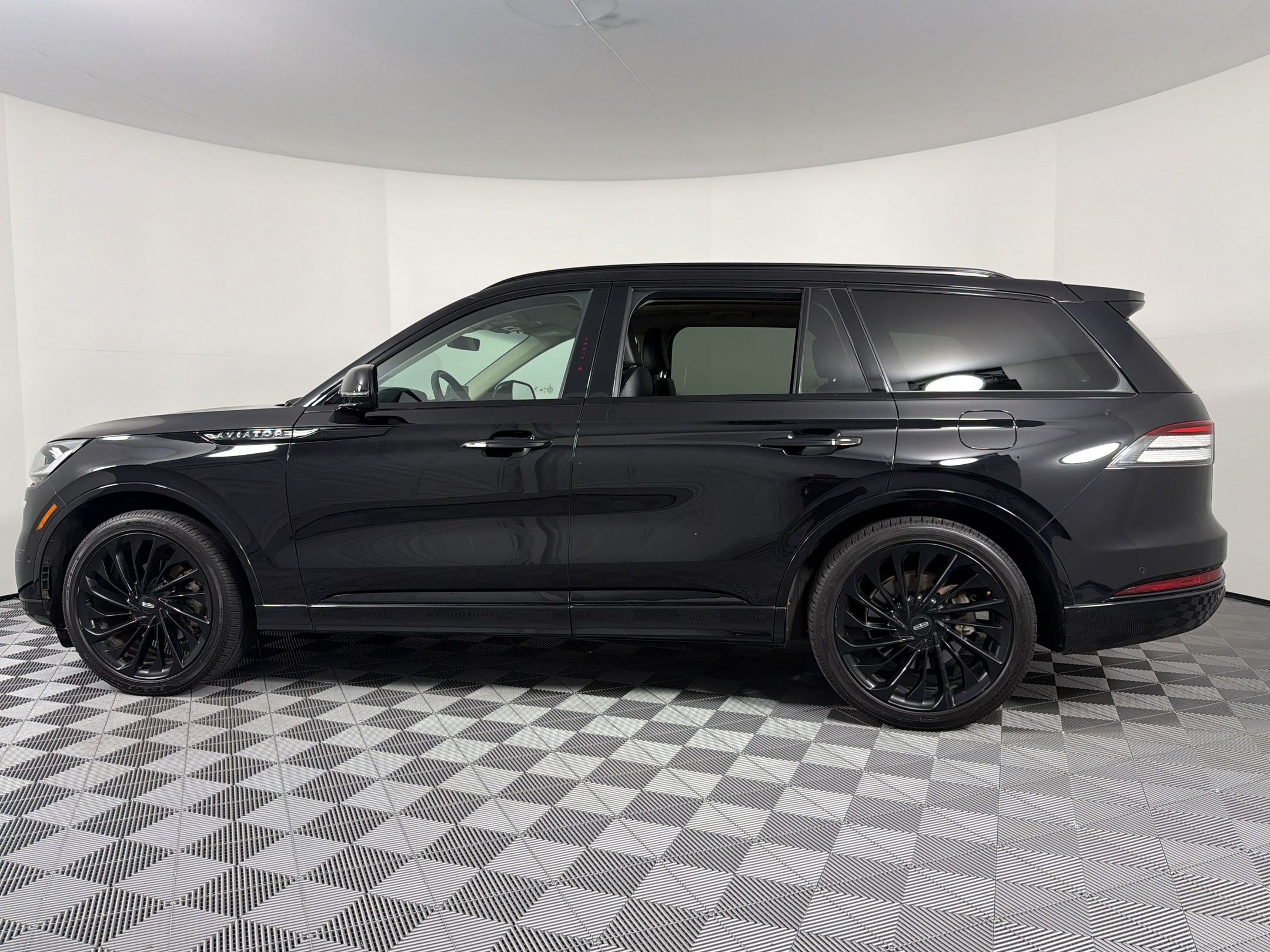 Used 2023 Lincoln Aviator Reserve w/ Equipment Group 201A RWD image 2