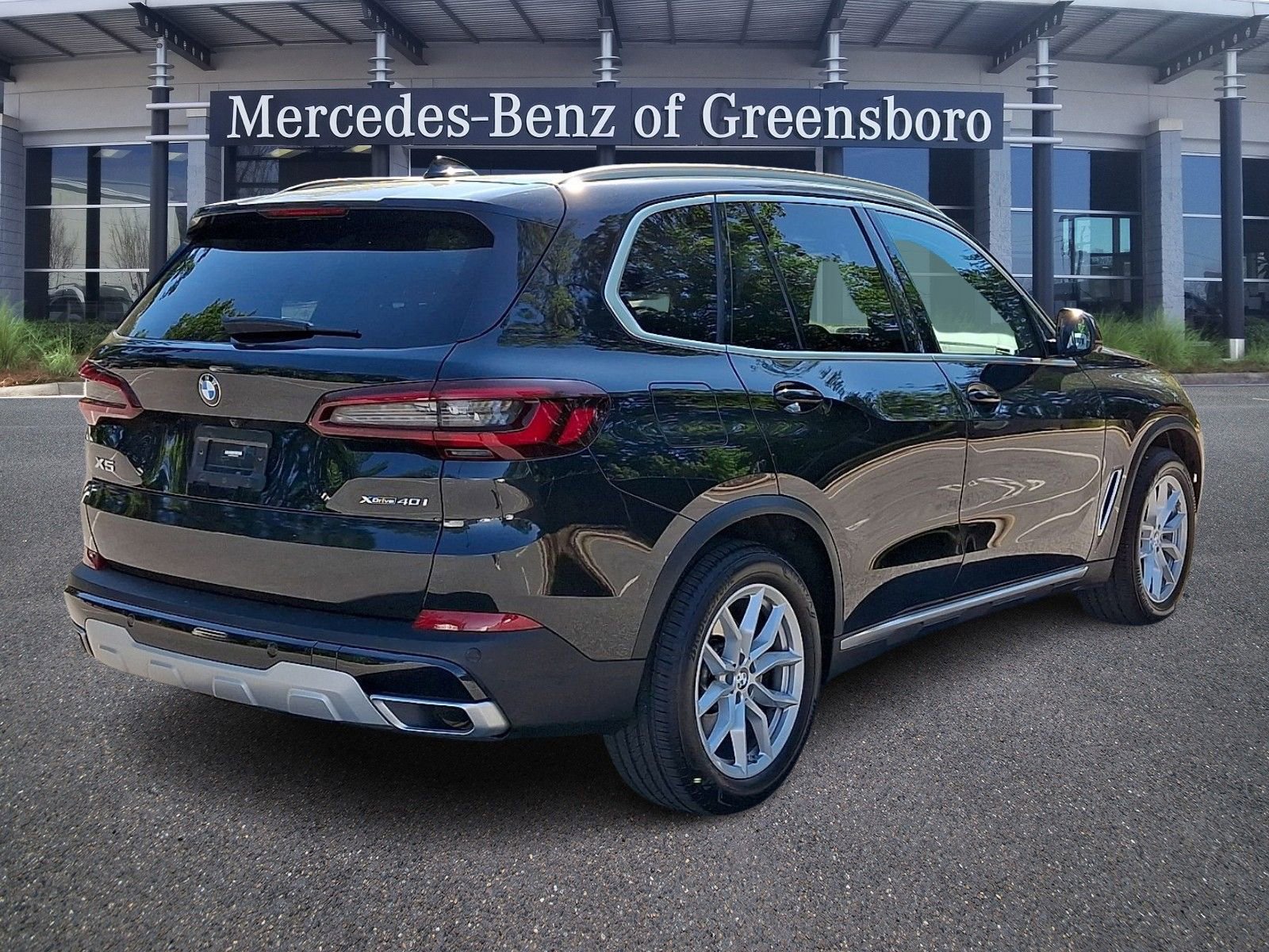 Used 2022 BMW X5 xDrive40i w/ Premium Package AWD/4WD image 4
