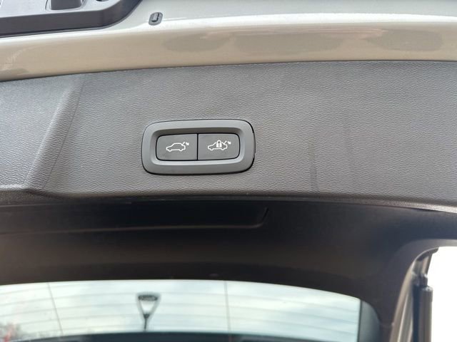 Certified 2025 Volvo XC40 B5 Core image 34