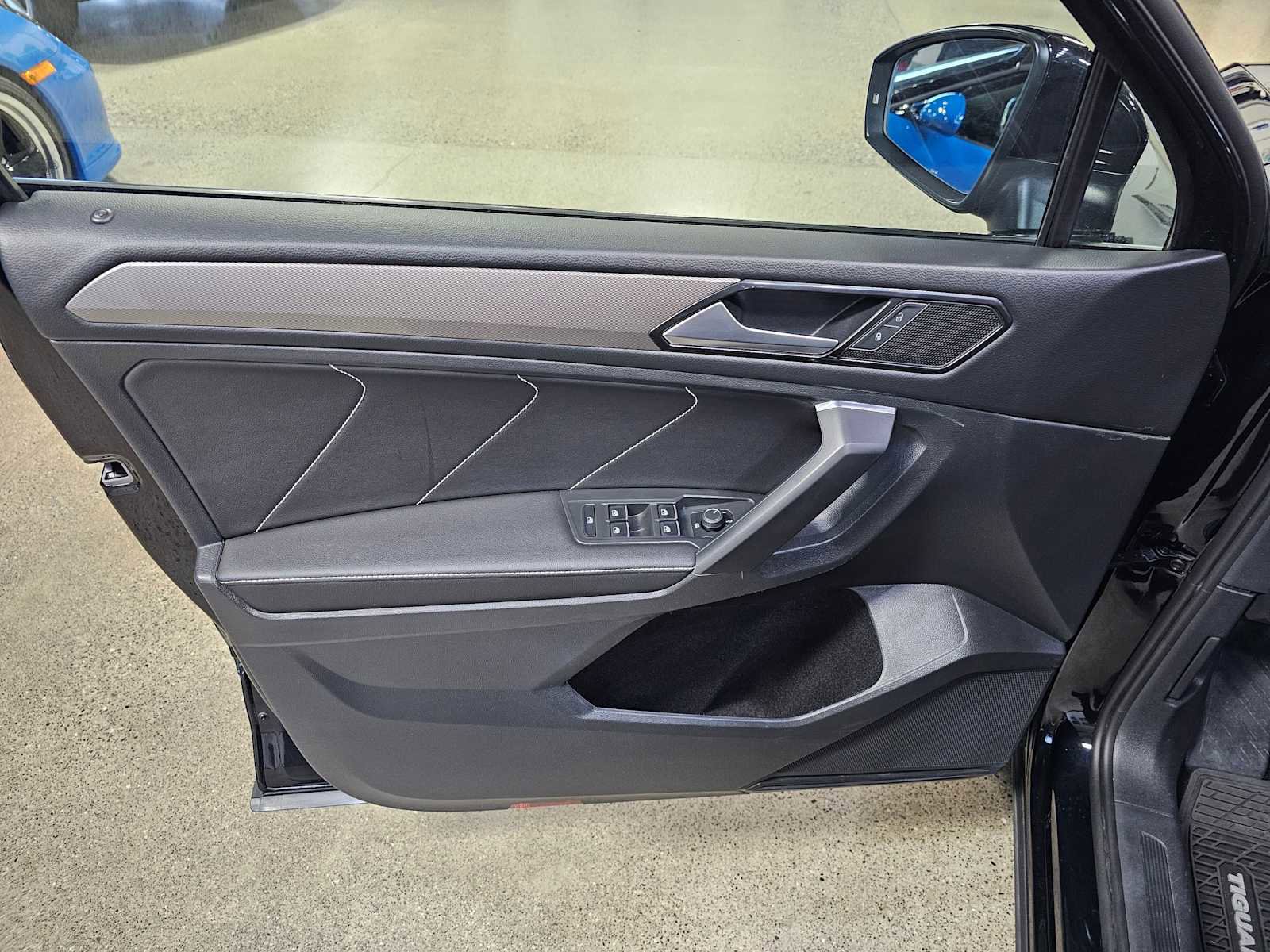 Used 2023 Volkswagen Tiguan SE w/ Panoramic Sunroof Package image 18