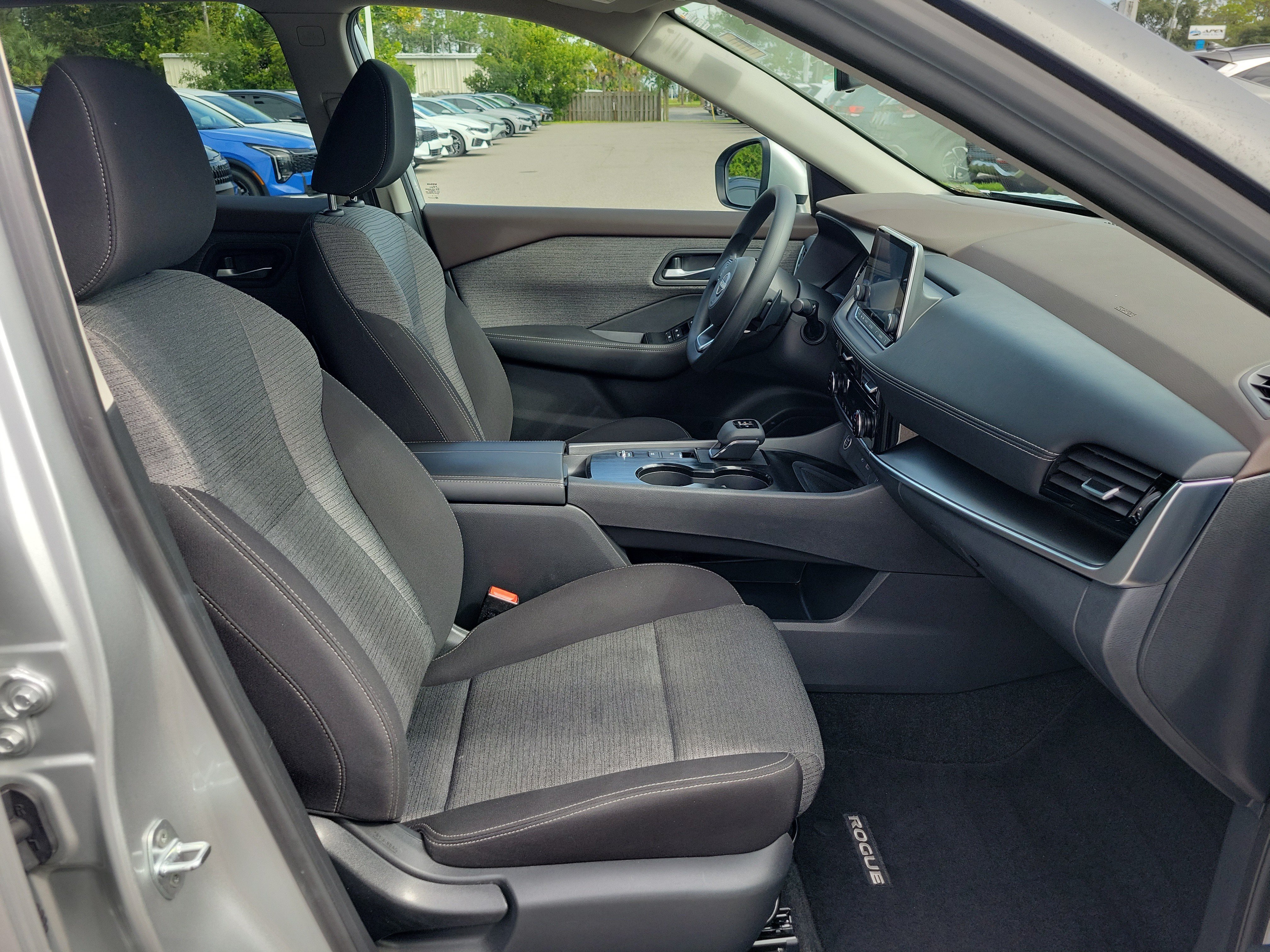 Used 2022 Nissan Rogue SV FWD image 7