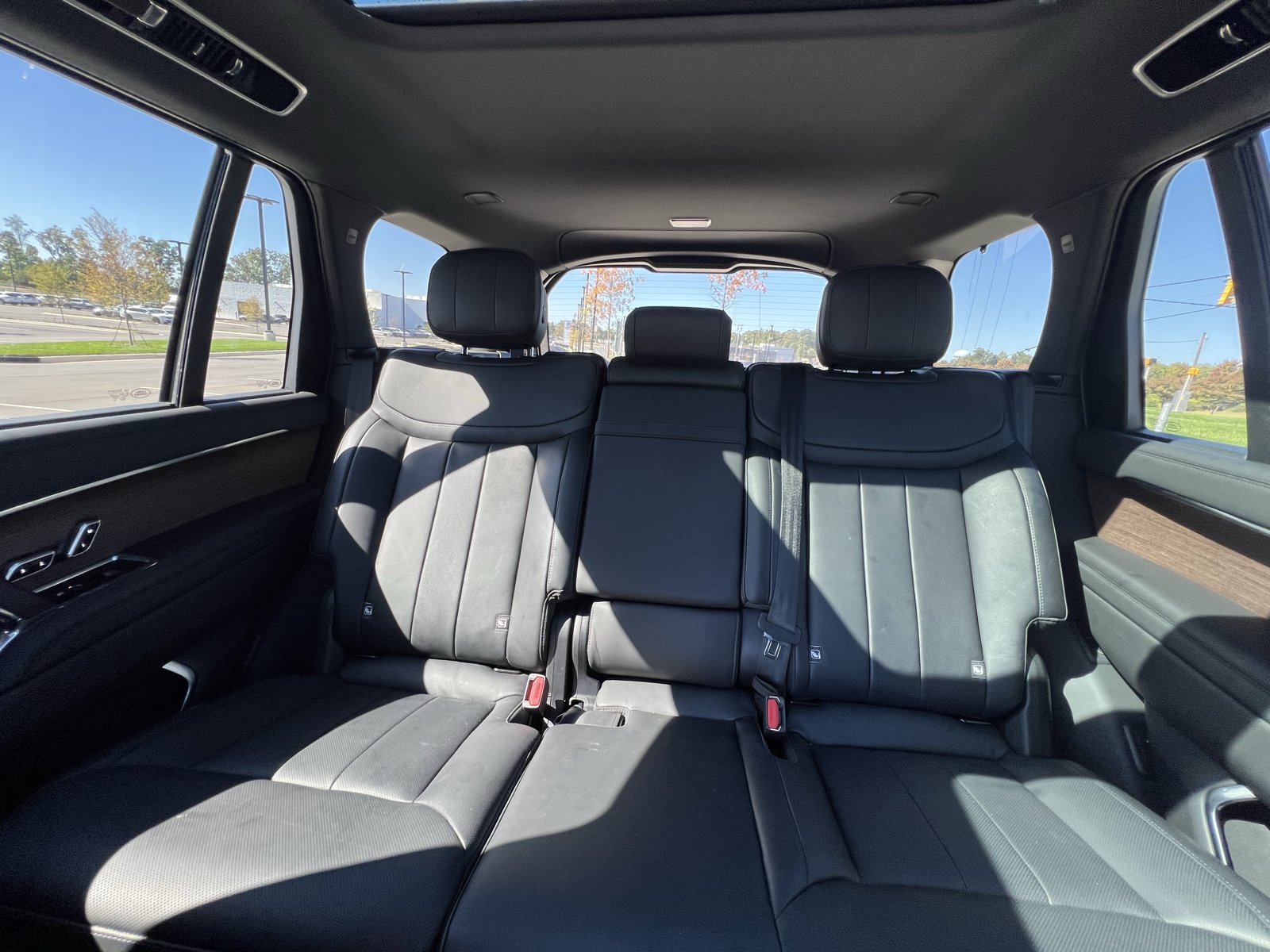 Used 2026 Land Rover Range Rover Long Wheelbase SE AWD/4WD image 32