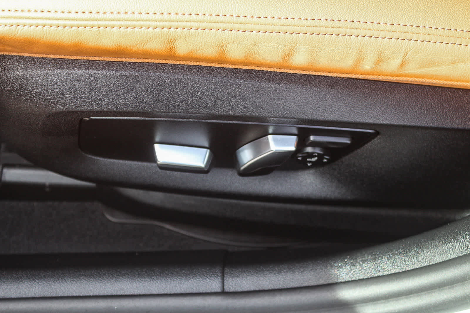 Certified 2023 BMW 530e w/ Convenience Package image 21