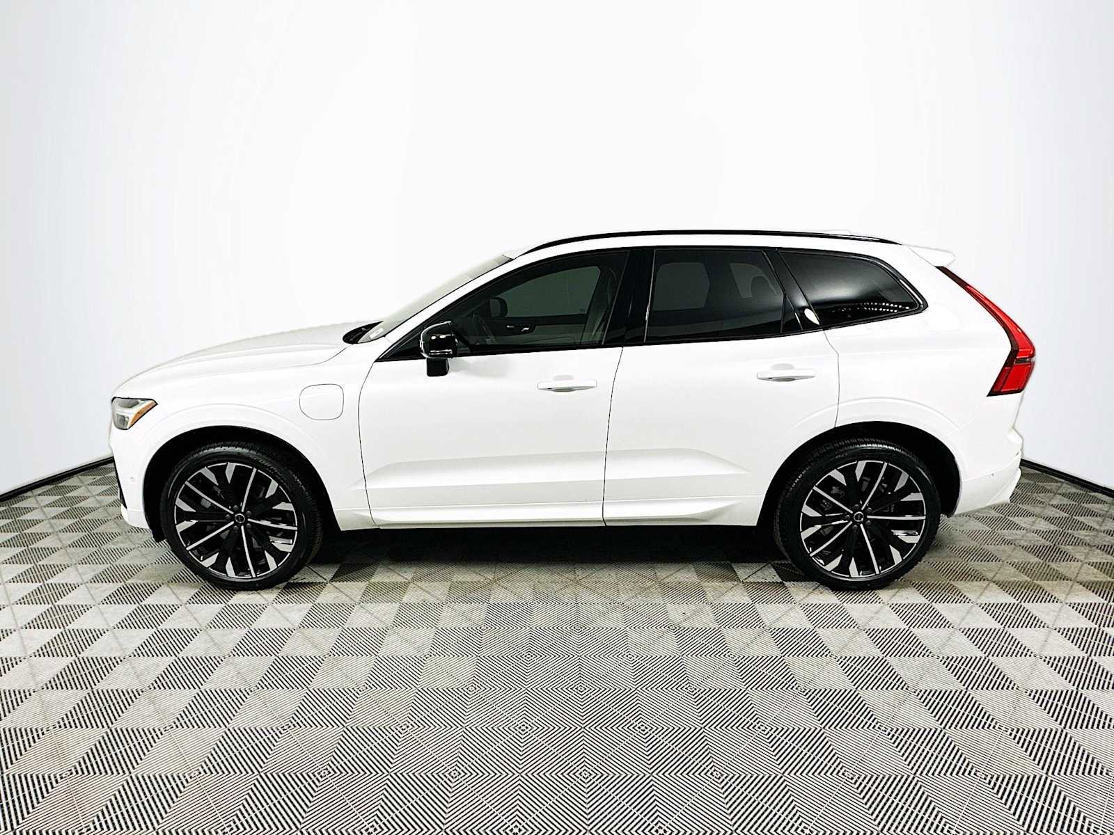 New 2026 Volvo XC60 T8 Ultra w/ Protection Package Premier AWD/4WD image 4