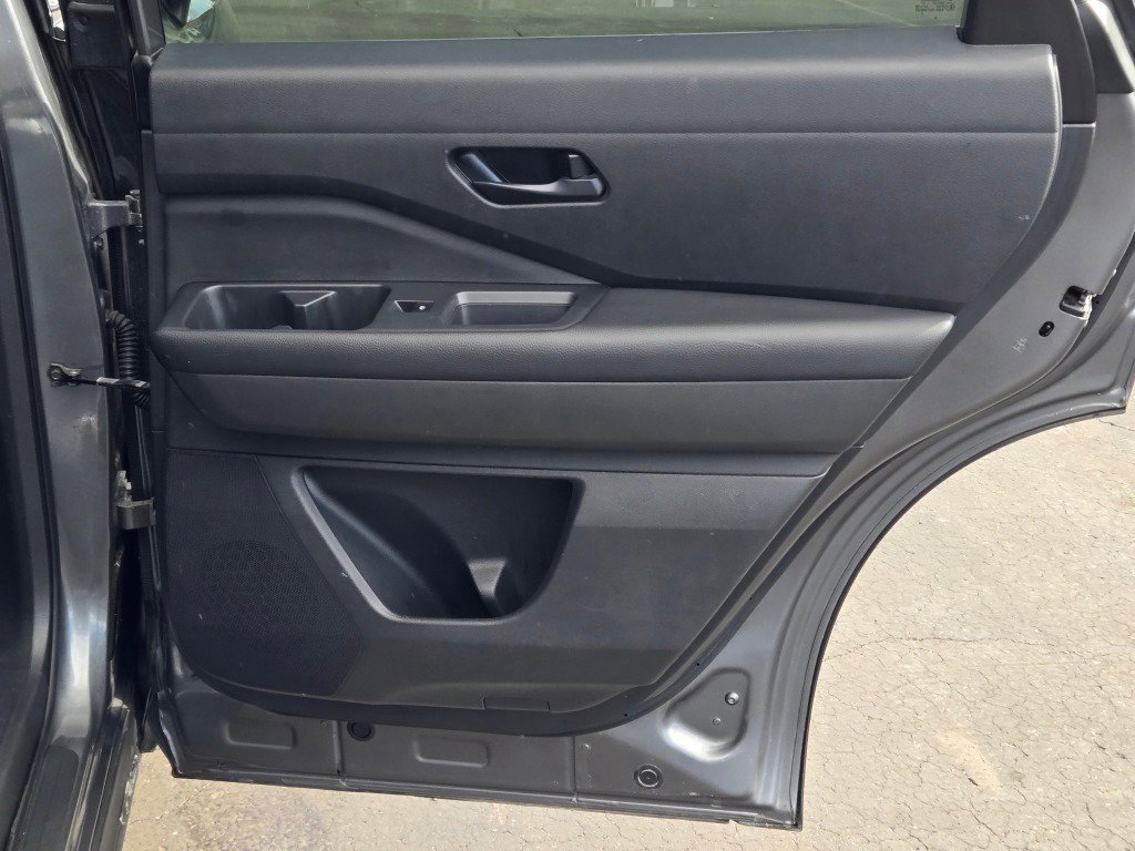 Used 2025 Nissan Pathfinder SV image 10