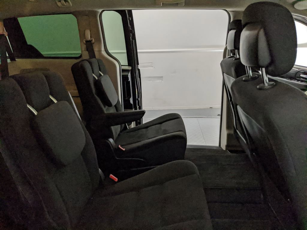 Used 2018 Dodge Grand Caravan SE w/ UConnect Hands-Free Group image 20
