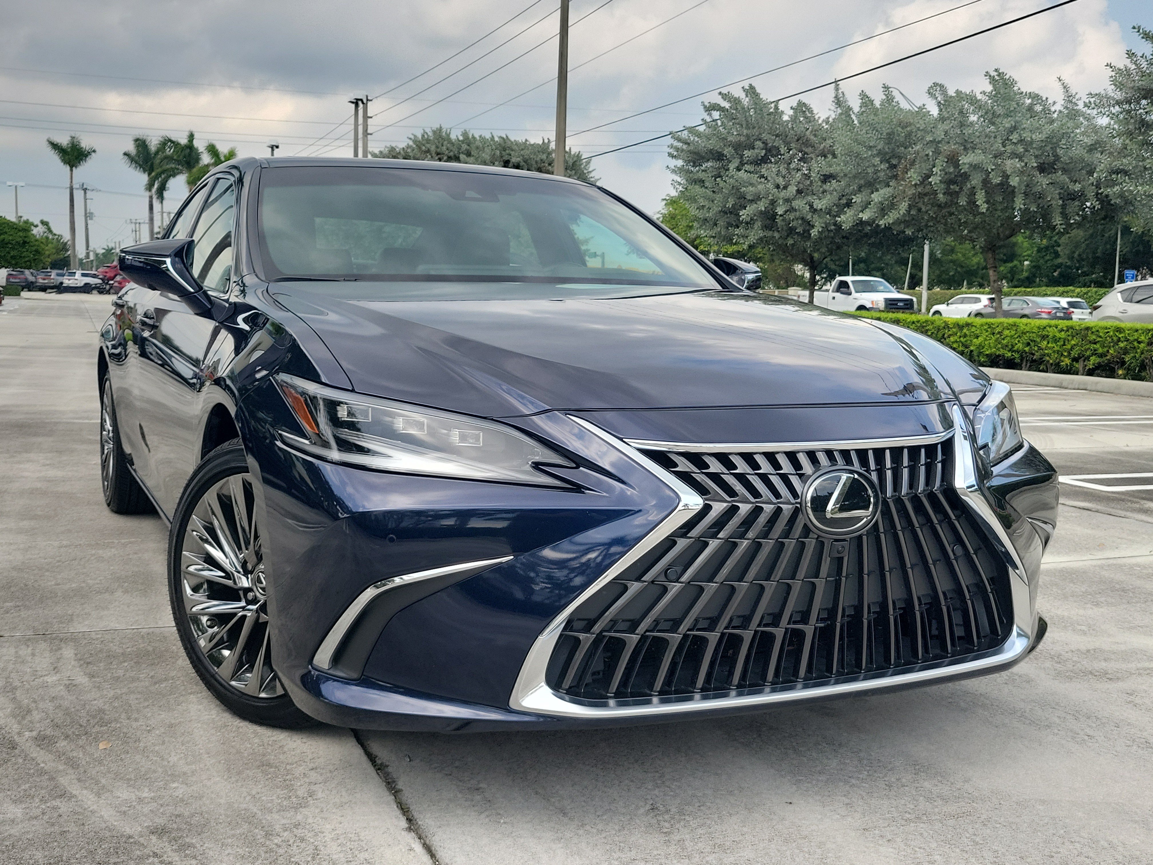 Used 2025 Lexus ES 250 w/ Luxury Package AWD/4WD image 2
